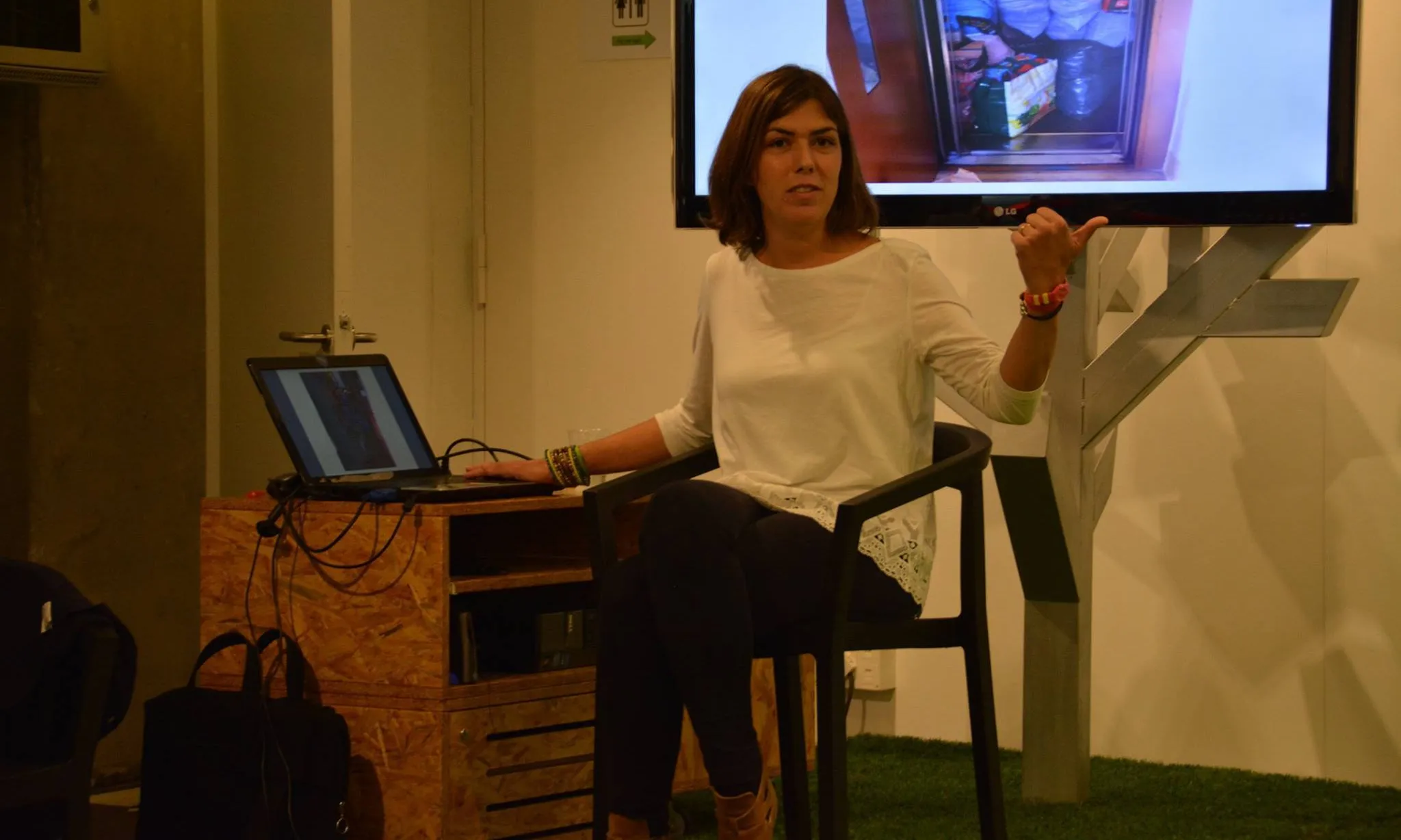Rita fent una xerrada de sensibilització. Font: Refugees Aid Facebook