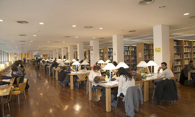 Biblioteca de la Facultat de Ciències de la Salut de la Universitat de Lleida. Font: Flickr. Autor: Servei de Biblioteca i Documentació
