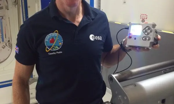 L'astronauta Tim Peaks, amb el microordinador Raspberry Pi