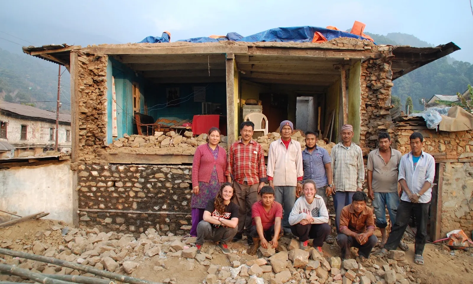 Casa Manoj amb persones dedicades a la reconstrucció i la família de la casa, al Nepal (Font: CCD)