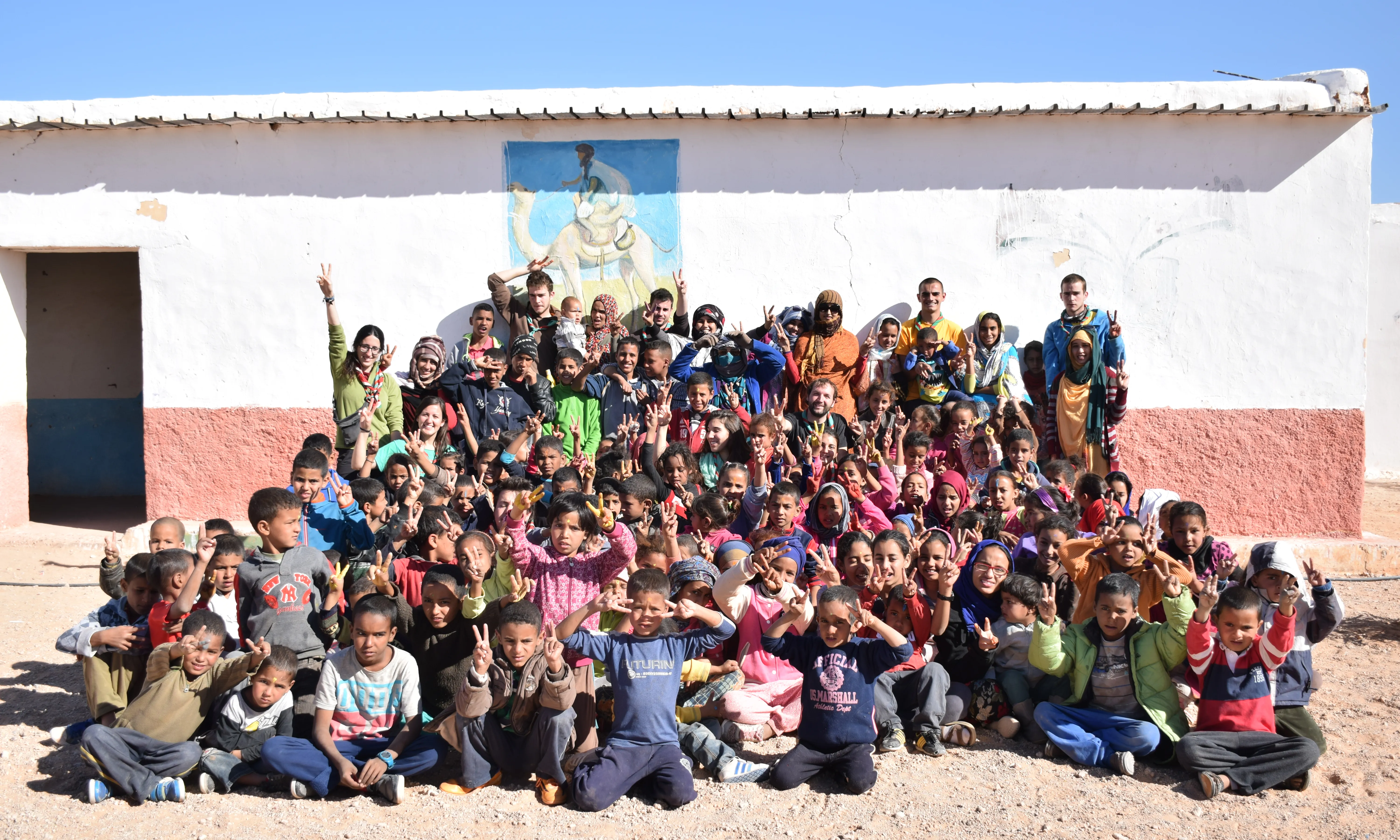 Foto: Agrupament Escola i Guia Sant Pere al campament sahrauí