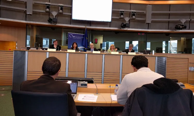 Al fons, la mesa amb conferenciants