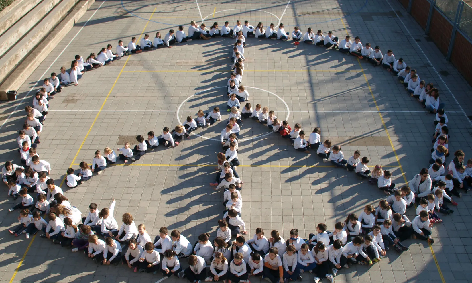 El símbol de la pau al pati de l'escola. Font: web de l'escola Vedruna de Sallent