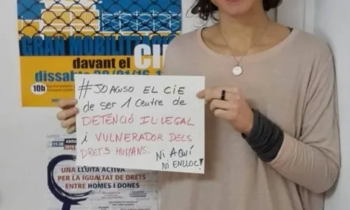 Imatge d'una noia participant a la campanya #JoAcuso el CIE. Font: web idhc.org