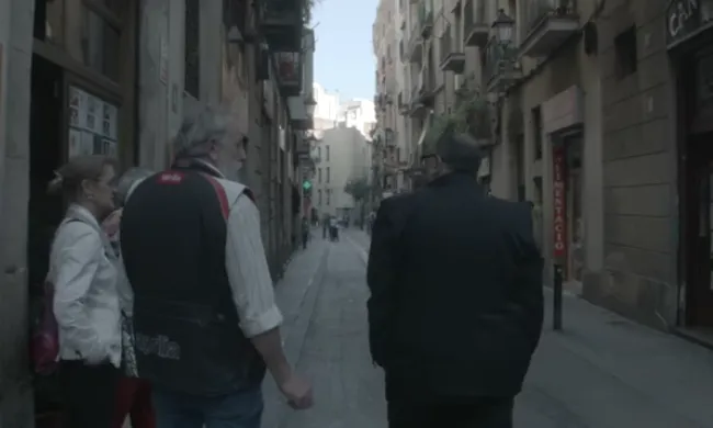 El protagonista del documental recorrent els carrers del barri