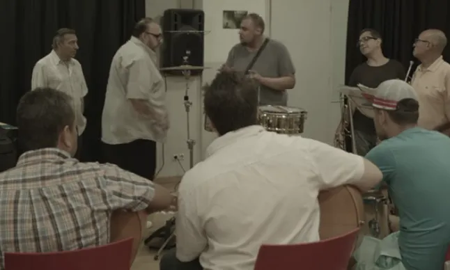 La banda assajant