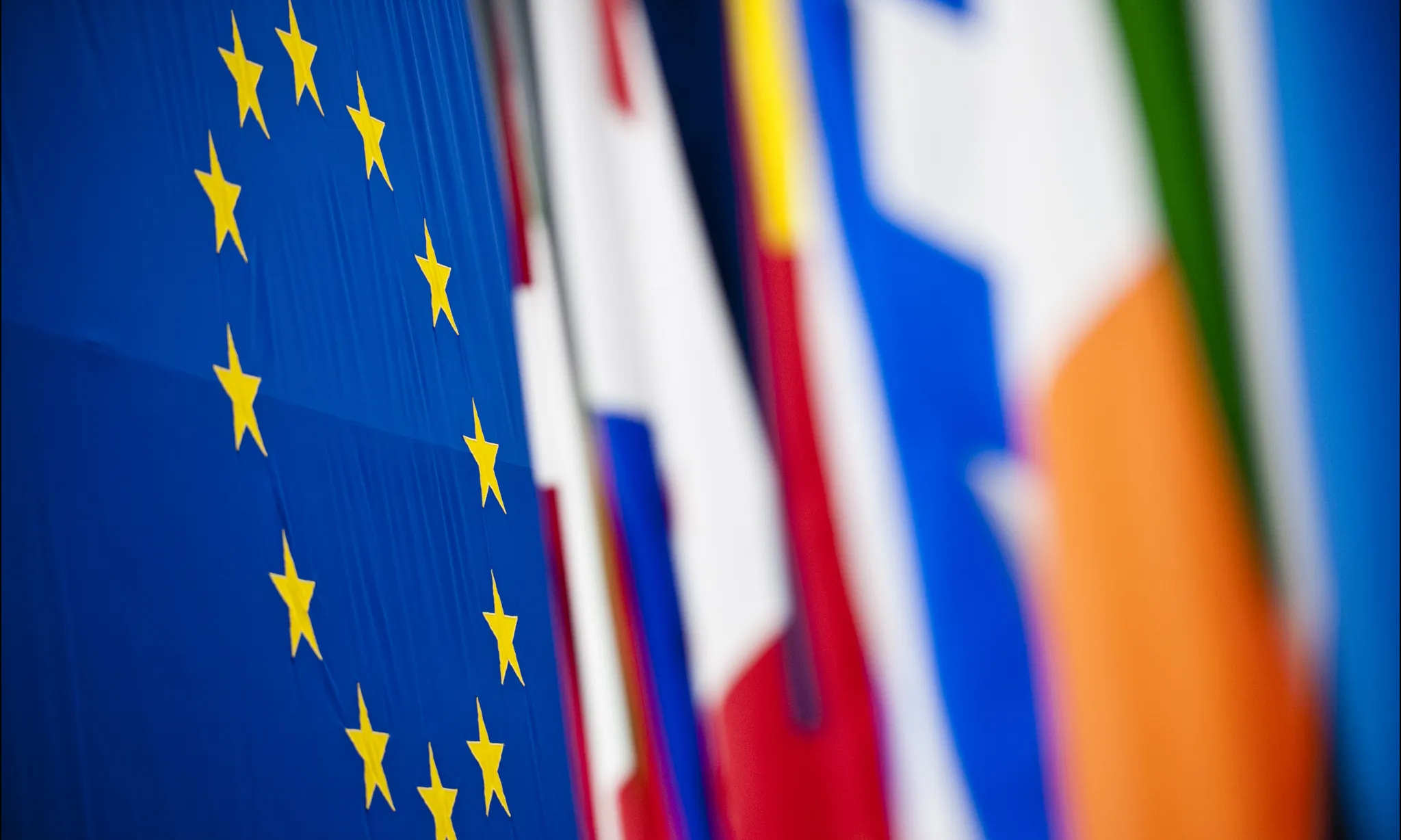 Bandera de la Unió Europea i d'altres països de fons. Font: European Parliament, Flickr