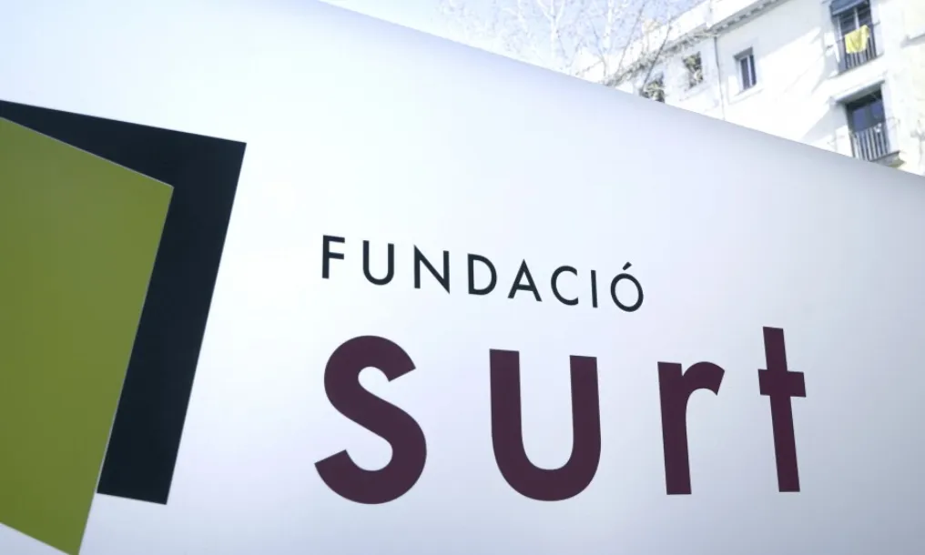 Rètol amb el logo de la Fundació Surt