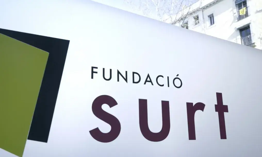 Rètol amb el logo de la Fundació Surt