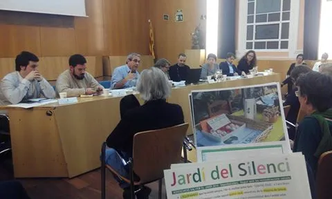 El representants del Jardí del Silenci al Consell del Barri de Gràcia, sol·licitant la designació del jardí com a equipament (imatge: jardi del silenci)