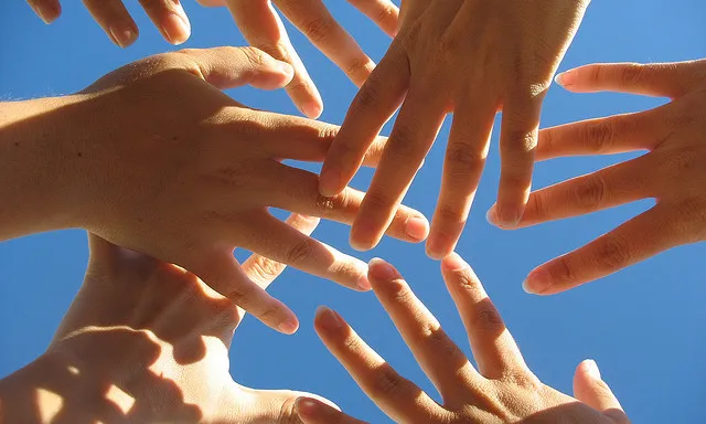 Mans de voluntariat - Font: pixabay.com