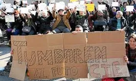 Imatge de la concentració del 30 de gener davant del CIE. Font: web regio7.cat