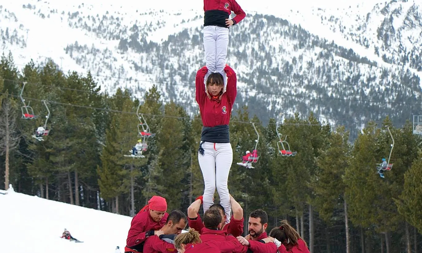 Actuació dels Castellers d'Andorra amb els Vailets de l'Empordà a Pal Arinsal (març 2016).
