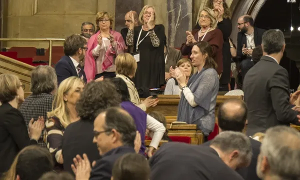 Representants de Pobresa Zero al final del ple. Font: web parlament.cat