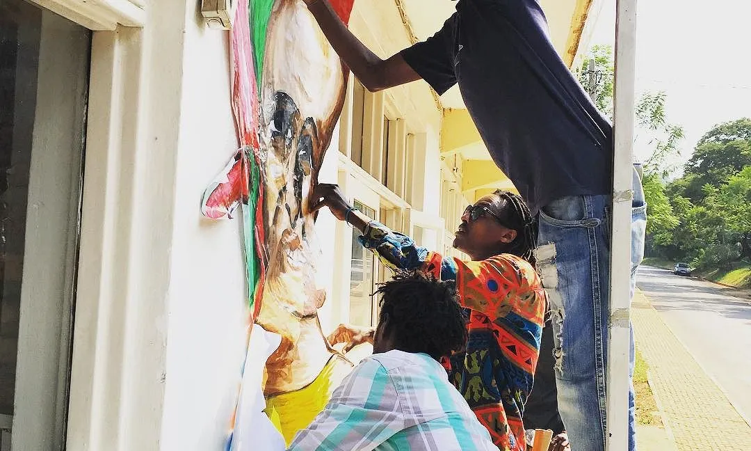 Artistes engantxant un mural. Font: Kuremba Kurega Kwiga