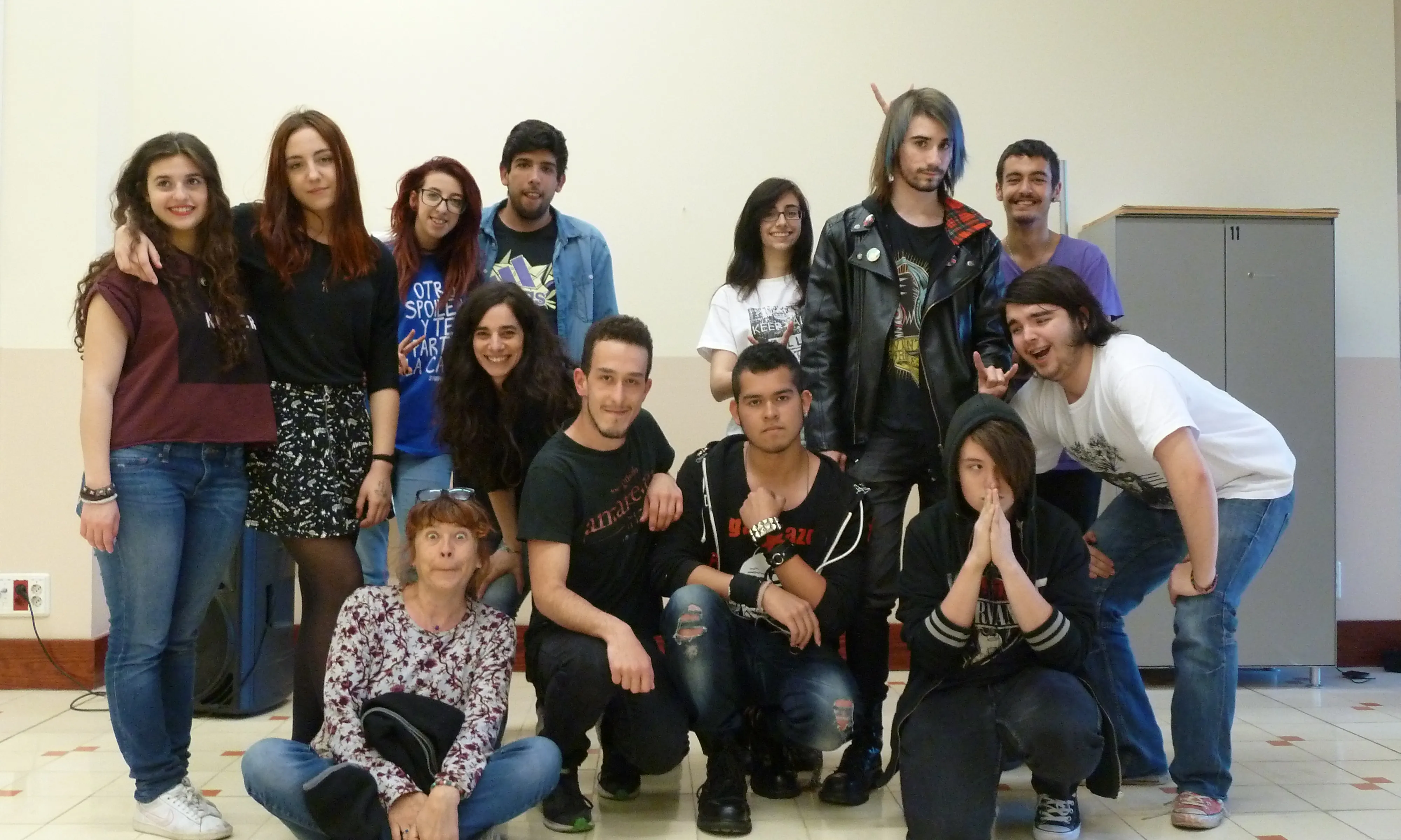 Grup de nois i noies de teatre del projecte Actuem dels dilluns al Palau Alòs, dinamitzat per la Sílvia i l'Anna (Font: Elena Albouy)