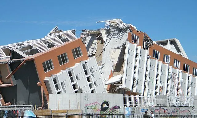 Edifici destruït després d'un terratrèmol. Font: Wikimedia