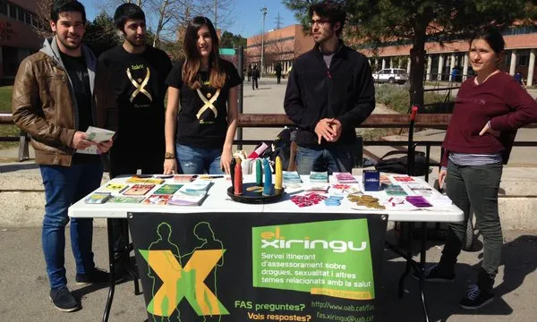 Grup de voluntaris i voluntàries de la FAS en un Xiringu, el punt itinerant d'assessorament per a estudiants de la UAB sobre temes de drogues i sexualitat (Font: FAS)