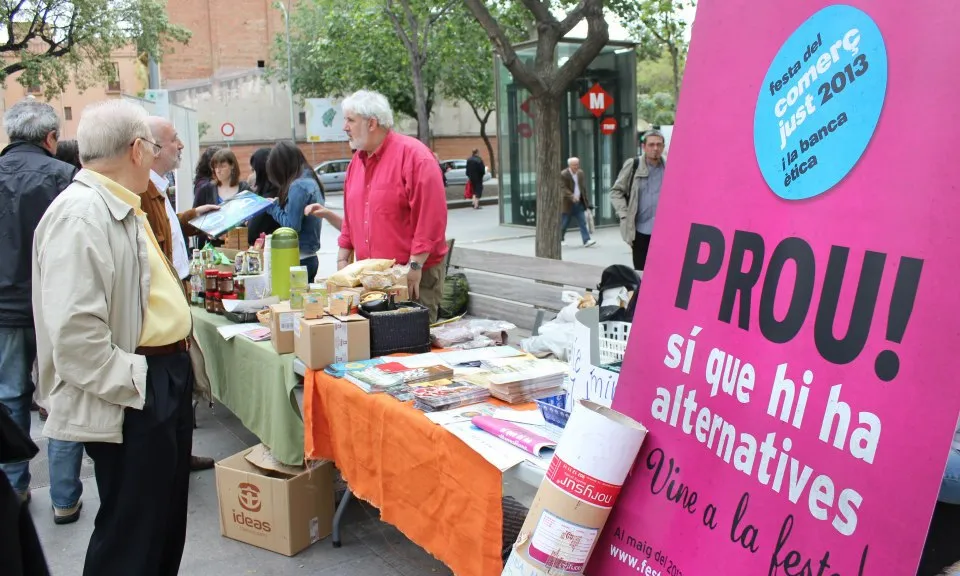 Estand informatiu de l'anterior edició de la Festa del Comerç Just i la Banca Ètica. Font: Som Comerç Just i Banca Ètica