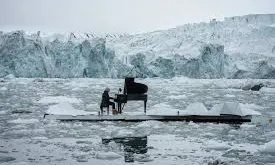 El pianista Ludovicp Einaudi tocant la "Elegia per l'Àrtic" en mig del gel (imatge: greenpeace)