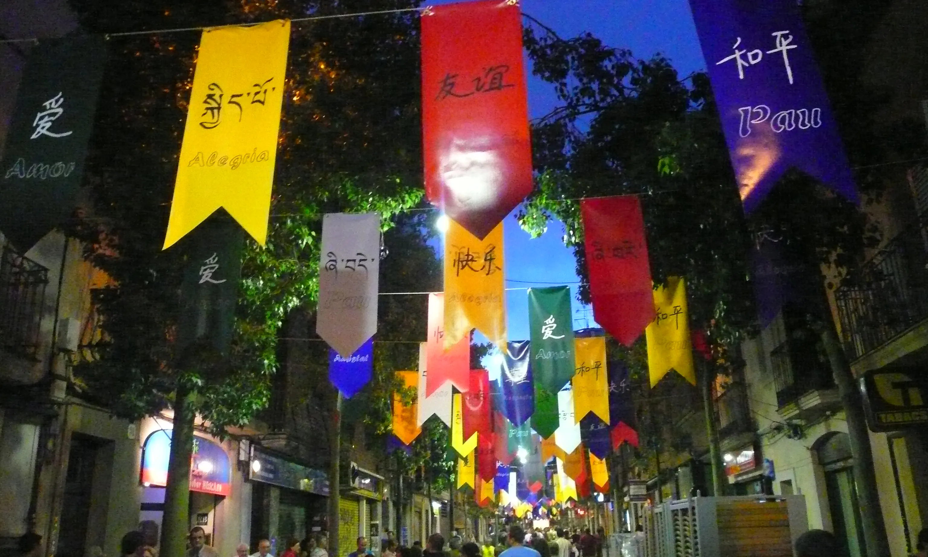 Carrer guarnit al barri de Sants per la seva Festa Major (Font: flickr.com)
