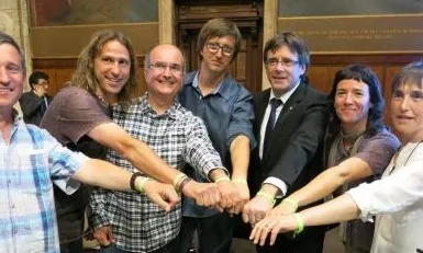 Mostrant les polseres verdes durant l'acte del dia mundial del medi ambienta (imatge: setmananatura.cat)