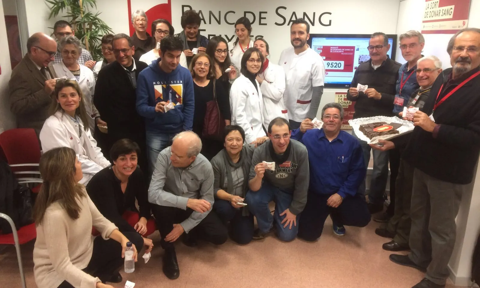 Foto de grup de la cloenda de la Marató de Donants de Sang, amb la Teresa dalt a l'esquerra