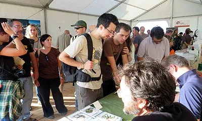 Es pot participar al festival com a voluntaris i voluntàries, donant suport i assistència  a l'organització (imatge: deltabirdingfestival.com)