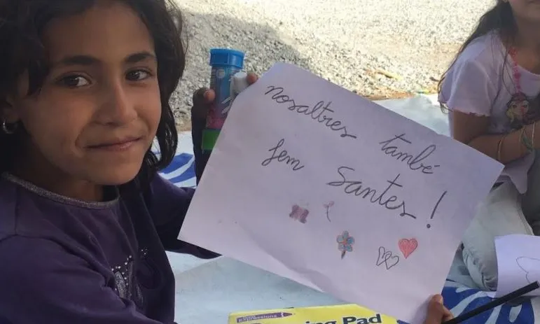 Infants en un dels camps de refugiats, que ja han rebut el llibre. Font: Diari Capgròs