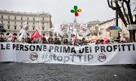 Manifestació a Roma al mes de maig en contra del TTIP (imatge: @mariaritamara)