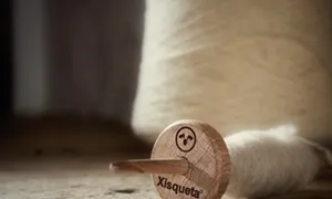 Les experiències giren al voltant de les ovelles, del filat amb fus tradicional, a l'elaboració del feltre o teixits (imatge: xisqueta.cat)