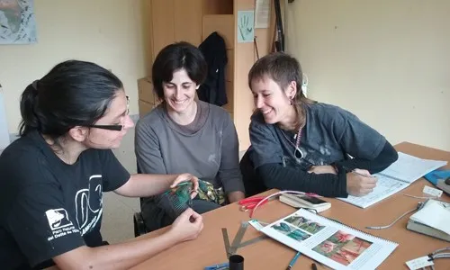 Les persones expertes trasmeten els seus coneixements als nous voluntaris i voluntàries que desitgen formar-se com a anelladors i anelladores oficials (imatge: ornitologia.org)