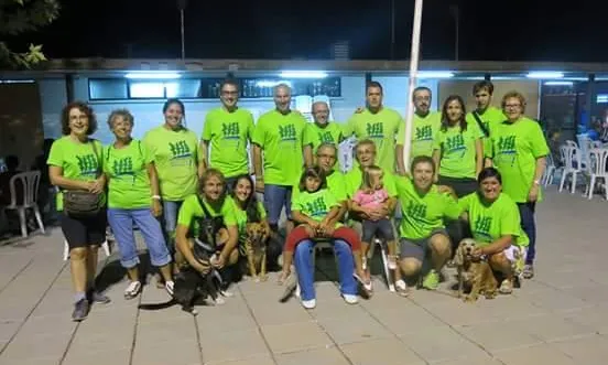Un grup de voluntaris i voluntàries de l'entitat celebrant els 25 anys d'activitat (imatge: labanquetadejuneda.cat)