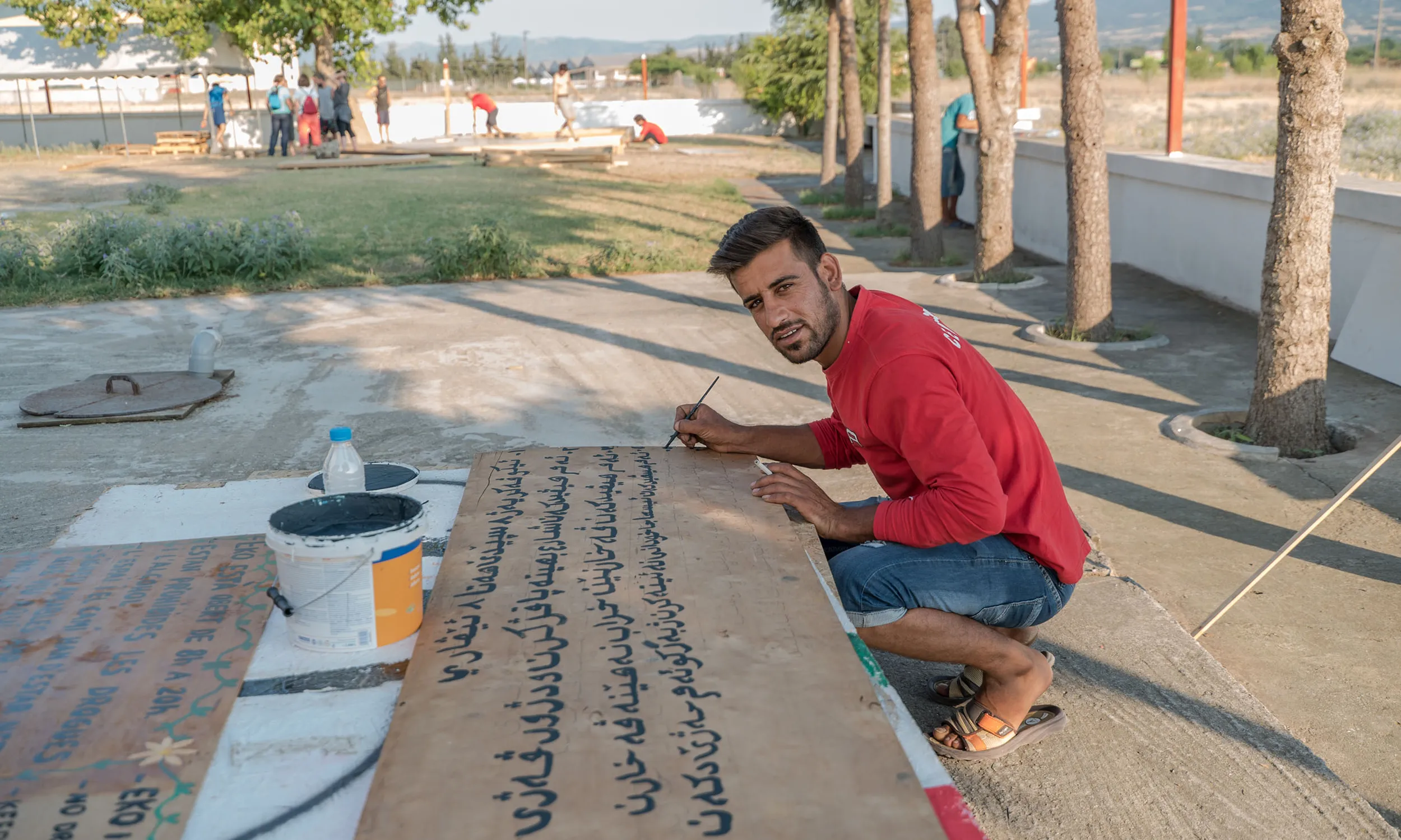 Preparant la decoració de l'espai / Foto: Guillem Cabra