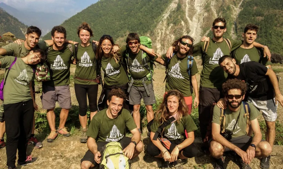 Equip de voluntaris sobre el terreny / Foto: Living Nepal
