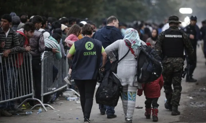 Voluntària d'Oxfam ajudant a persones refugiades. Font: Oxfam Intermon