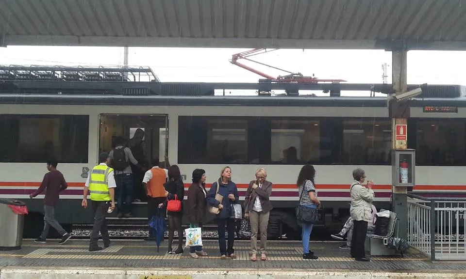 Particiapant a la cursa esperant el tren a Tarragona (imatge: transportpublic.org)