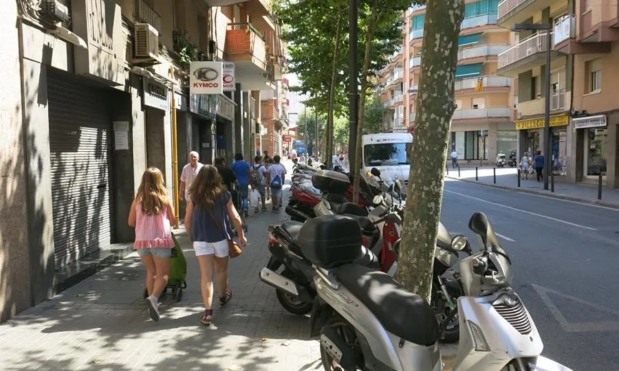 Catalunya Camina reivindica l'espai públic per als vianants i denuncien les situacions que veuen una reducció notable del seu espai útil (imatge: catalunya camina)