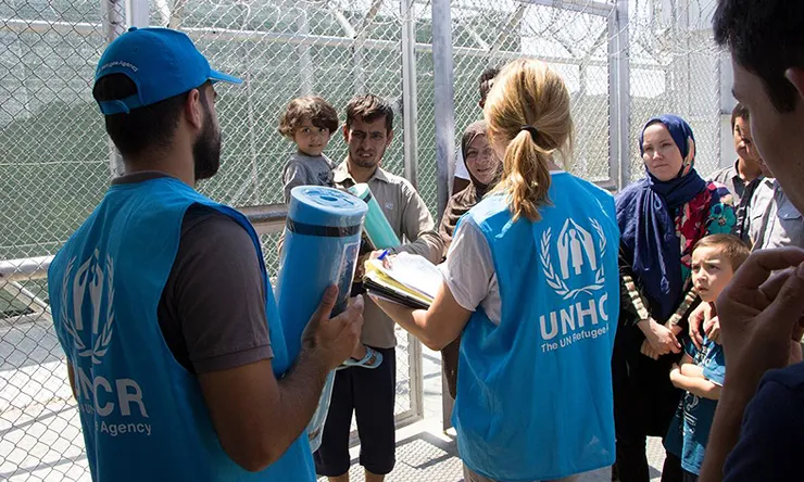 Voluntaris d'ACNUR atenent refugiats. Font: eacnur.org 