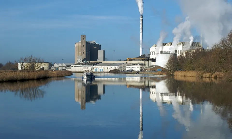 Fàbrica industrial, una de les causes de la contaminació dels rius. Font: Pixabay