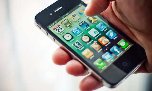 Escriptori d'un Iphone amb diferents aplicacions. Font: Jorge Quinteros, Flickr