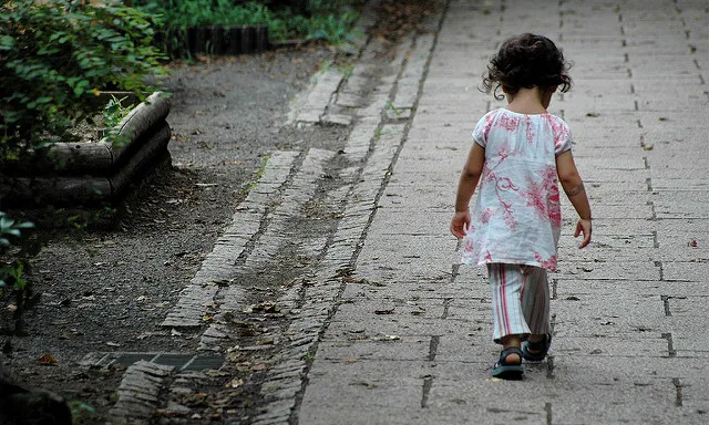 Nena caminant tota sola. Font: Lance Shields, Flickr