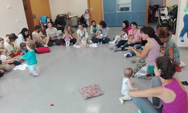 Taller per a famílies amb nadons dels grups de suport de Cambrils i Salou. Font: Lliga de la Llet