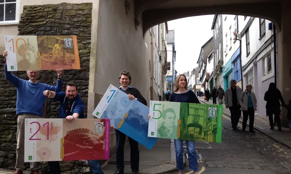 Totnes és un municipi anglès pioner en l'ús de moneda local. És també un referent del moviment de les Transition Towns (imatge: totnespound.org)