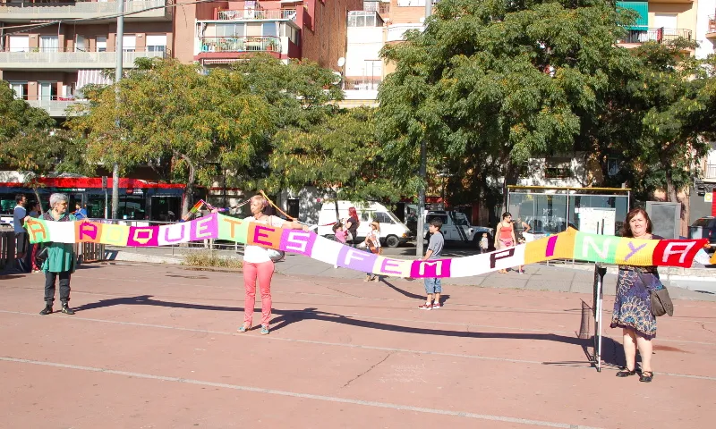 Mostrant una creació amb ganxet durant el "Dia de la pinya"