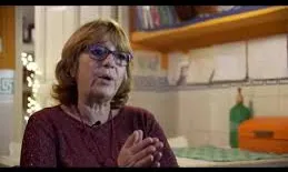 Fina Díaz i la seva família encara no saben on és el germà que va néixer suposadament mort a un hospital municipal. Font: Youtube 