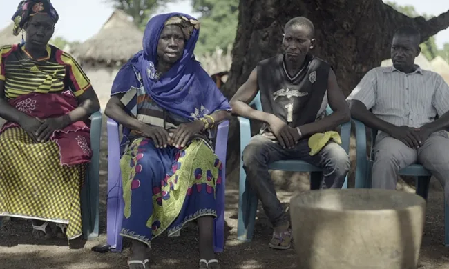 D'esquerra a dreta, la germana, la mare i els dos germans de Diallo a Tindila, Guinea Conakry. Font: Metromuster