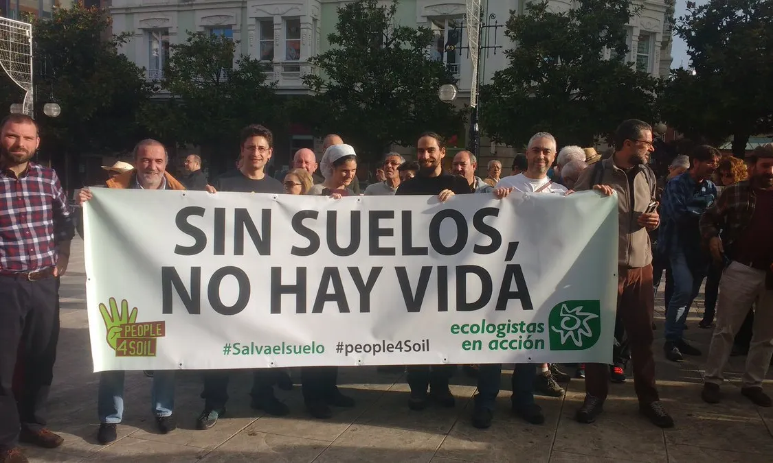 Membres de Ecologistas en Acción donant suport a la campanya People4Soil (imatge: ecologistas en acción)