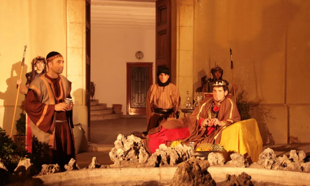 Els i les membres de l'entitat interpreten textos en directe.