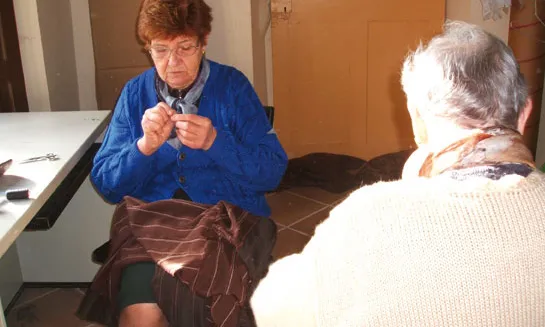 Una dona cosint una peça del vestuari.